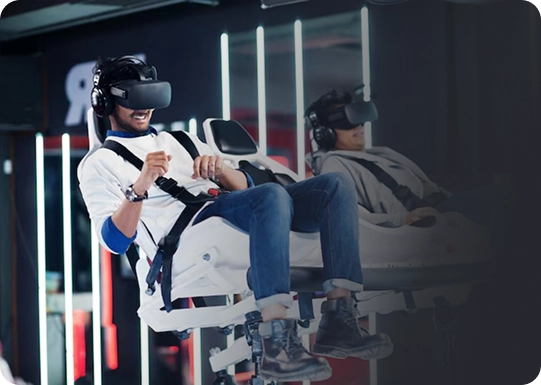 Twee jonge Indiase mensen die plezier hebben met nieuwe technologie vr-headset virtual